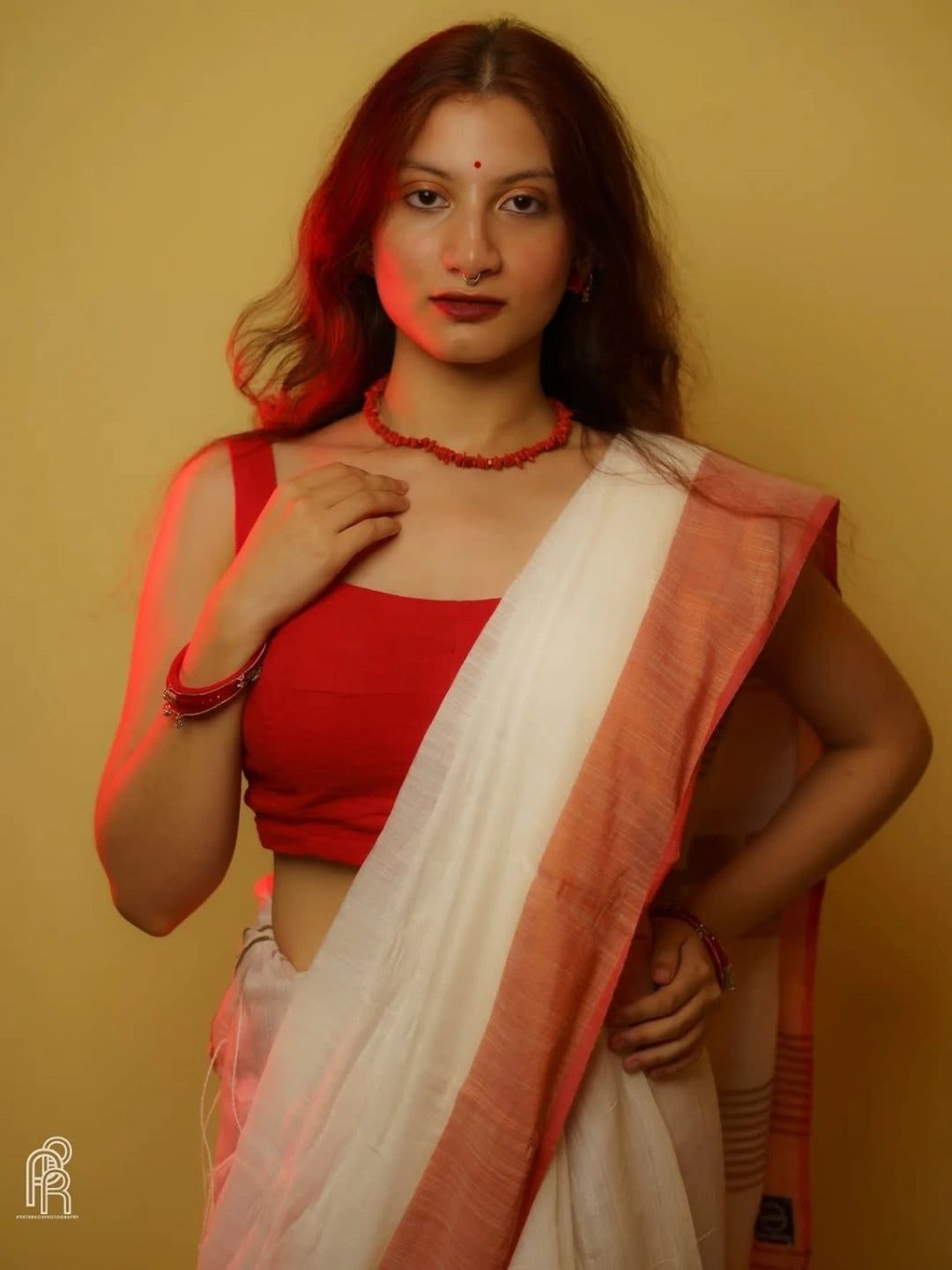 Aagomoni | White Handloom Cotton Saree With Red Border - Shopdibz