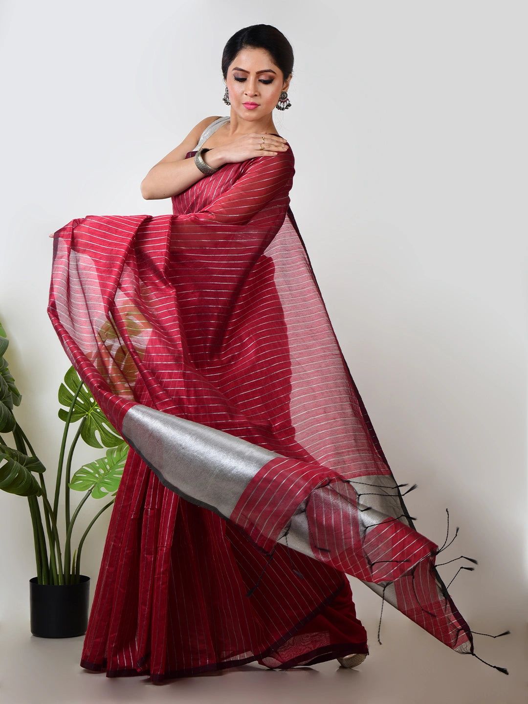 Kavi Kaavya | Red Handloom Linen Saree With White Zari Stripe image 3