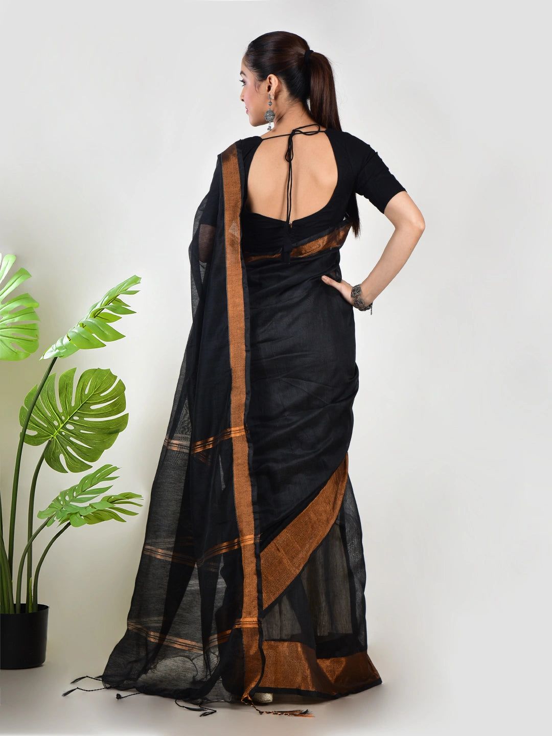 Raagini | Black Handloom Linen Saree image 3