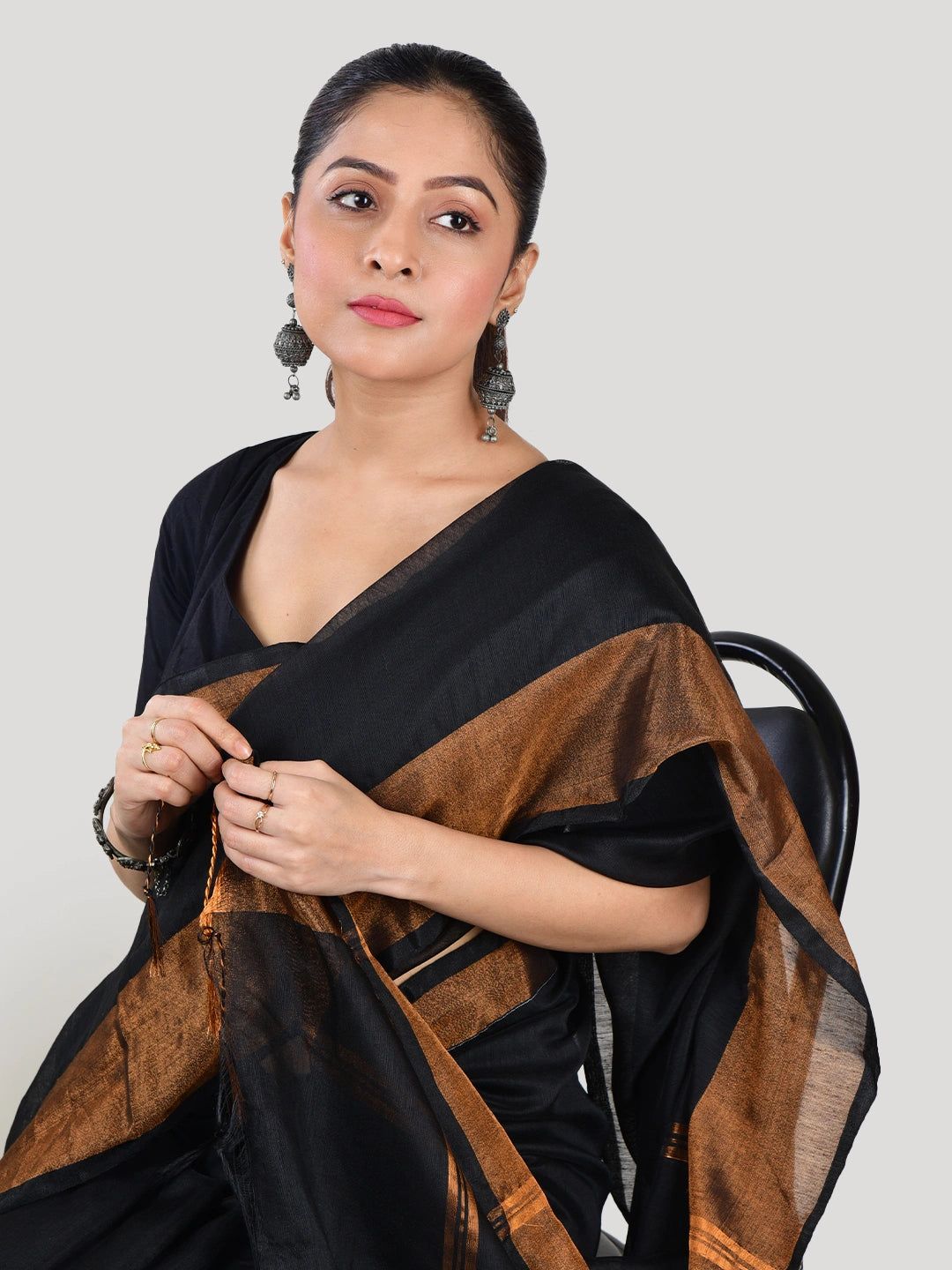 Raagini | Black Handloom Linen Saree image 4