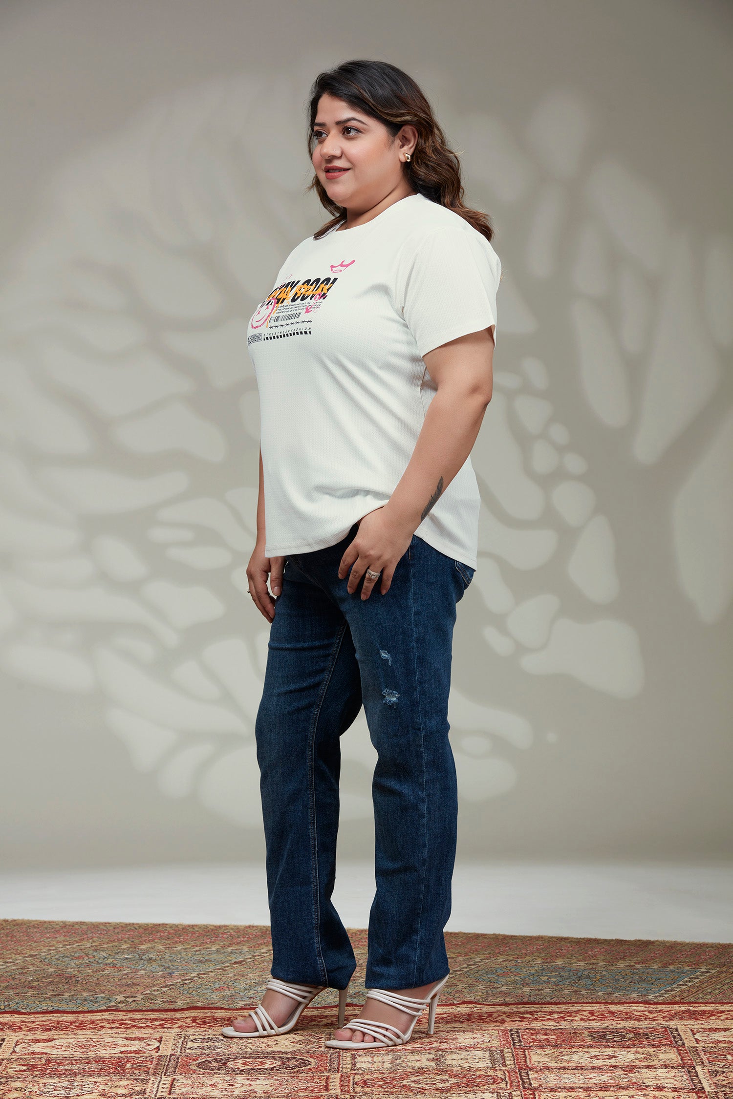 Trendy T-shirt - Relaxed Wear image 4