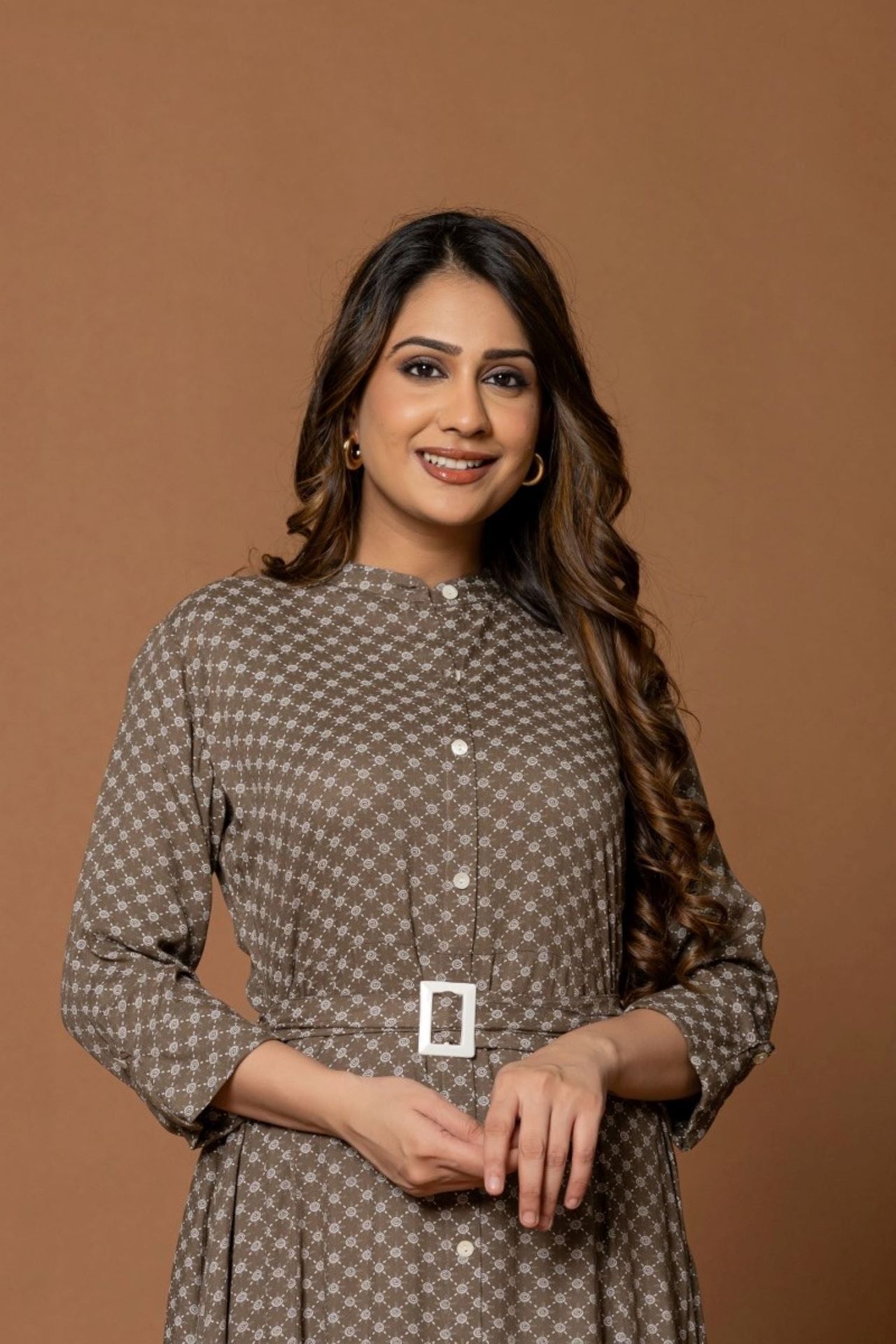 Chic Ash Grey Belted Dress With Tailored Waist For A Stylish Look