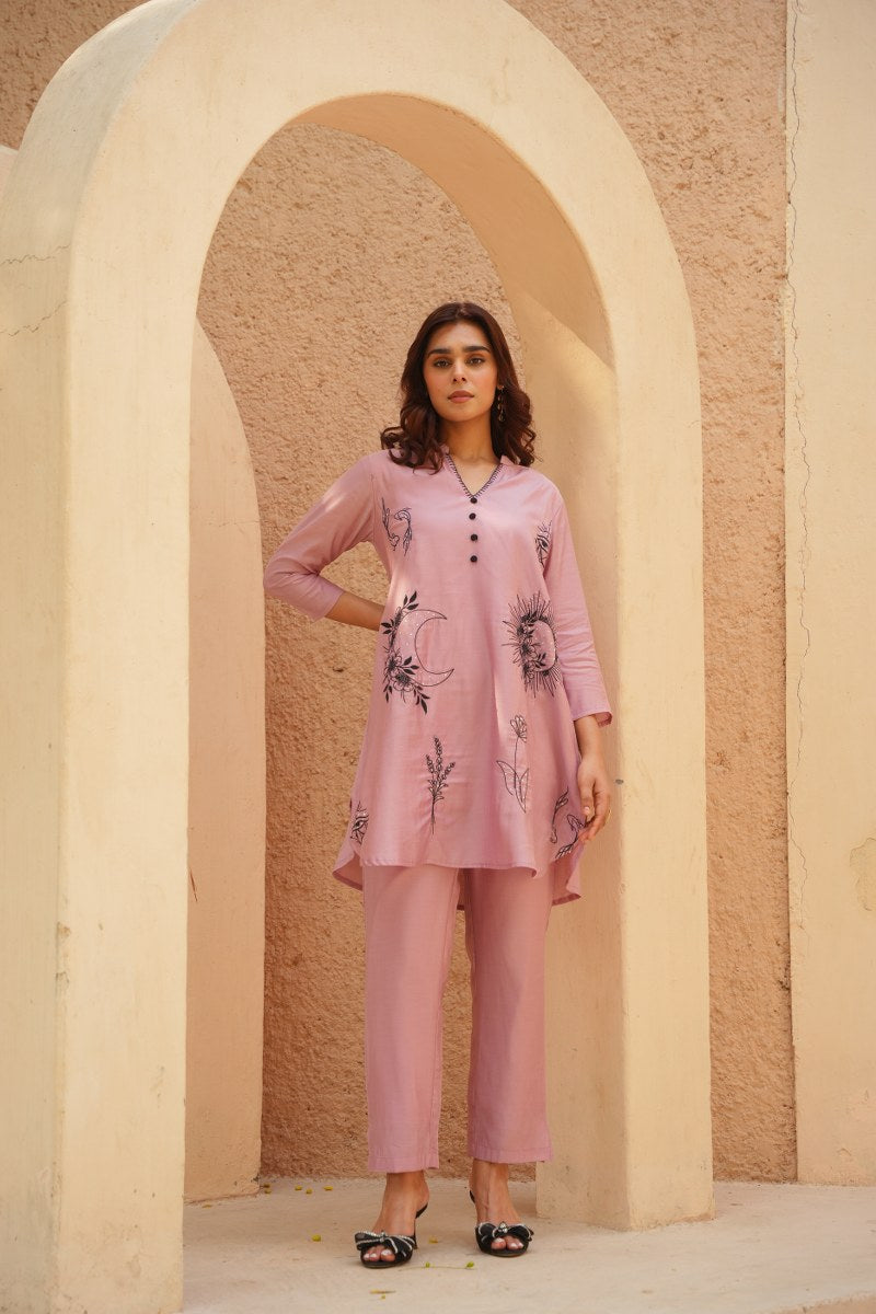 Lilac Pink Roman Silk Straight Kurta With Minimalist Floral Work image 3