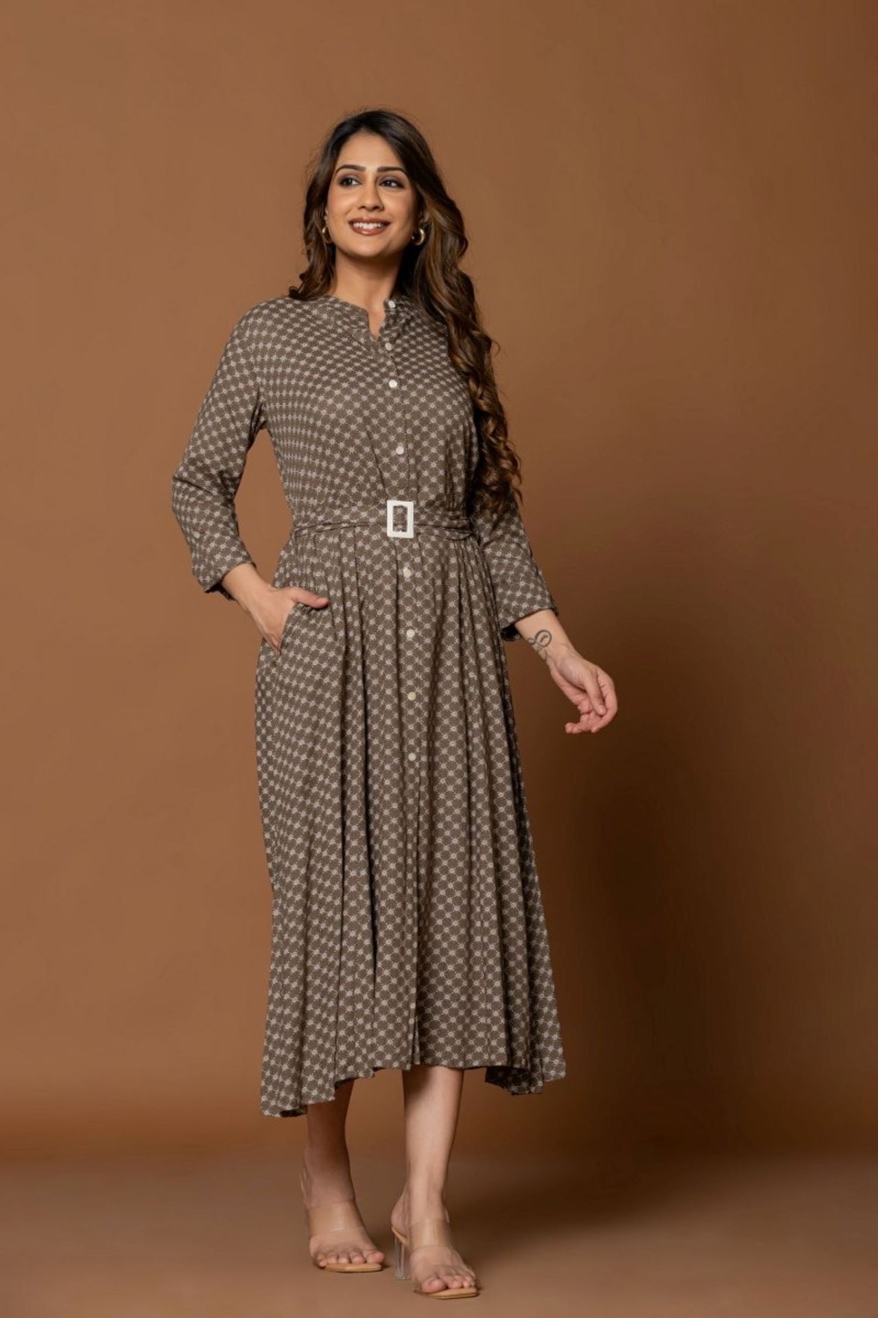 Chic Ash Grey Belted Dress With Tailored Waist For A Stylish Look image 5