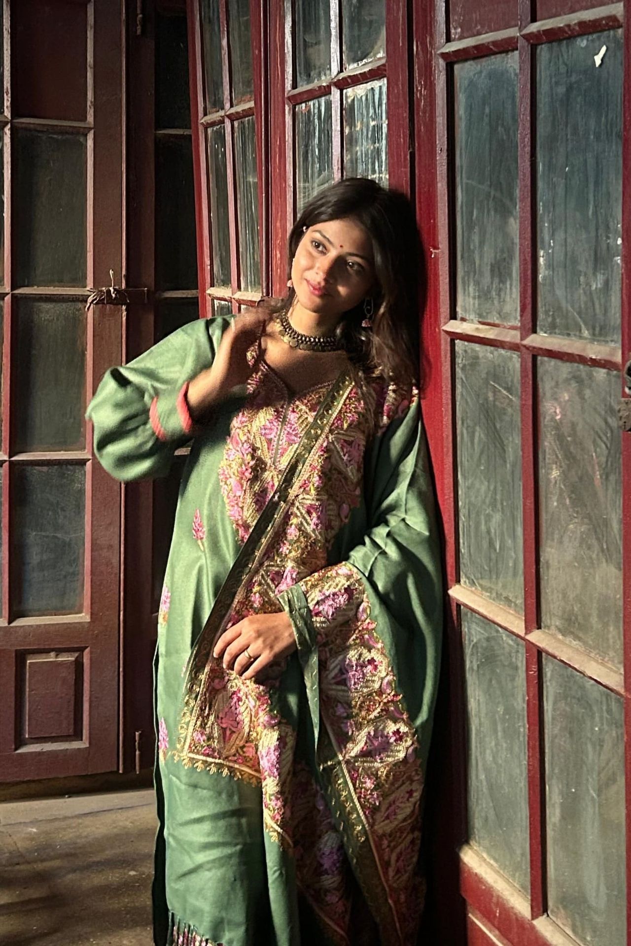 Kashmere Embroidery Woolen Suit With Shawl (GREEN)