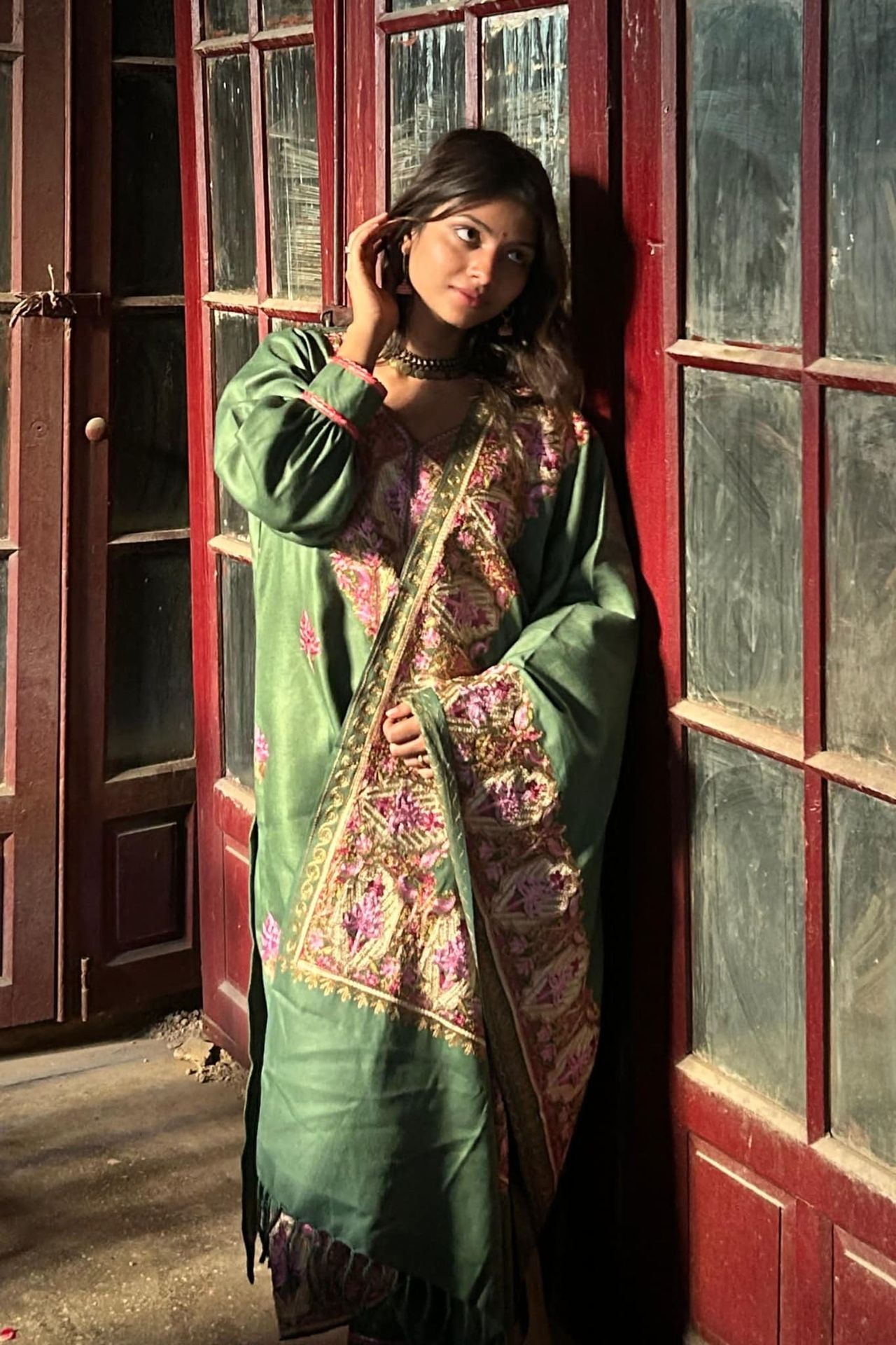 Kashmere Embroidery Woolen Suit With Shawl (GREEN) image 2