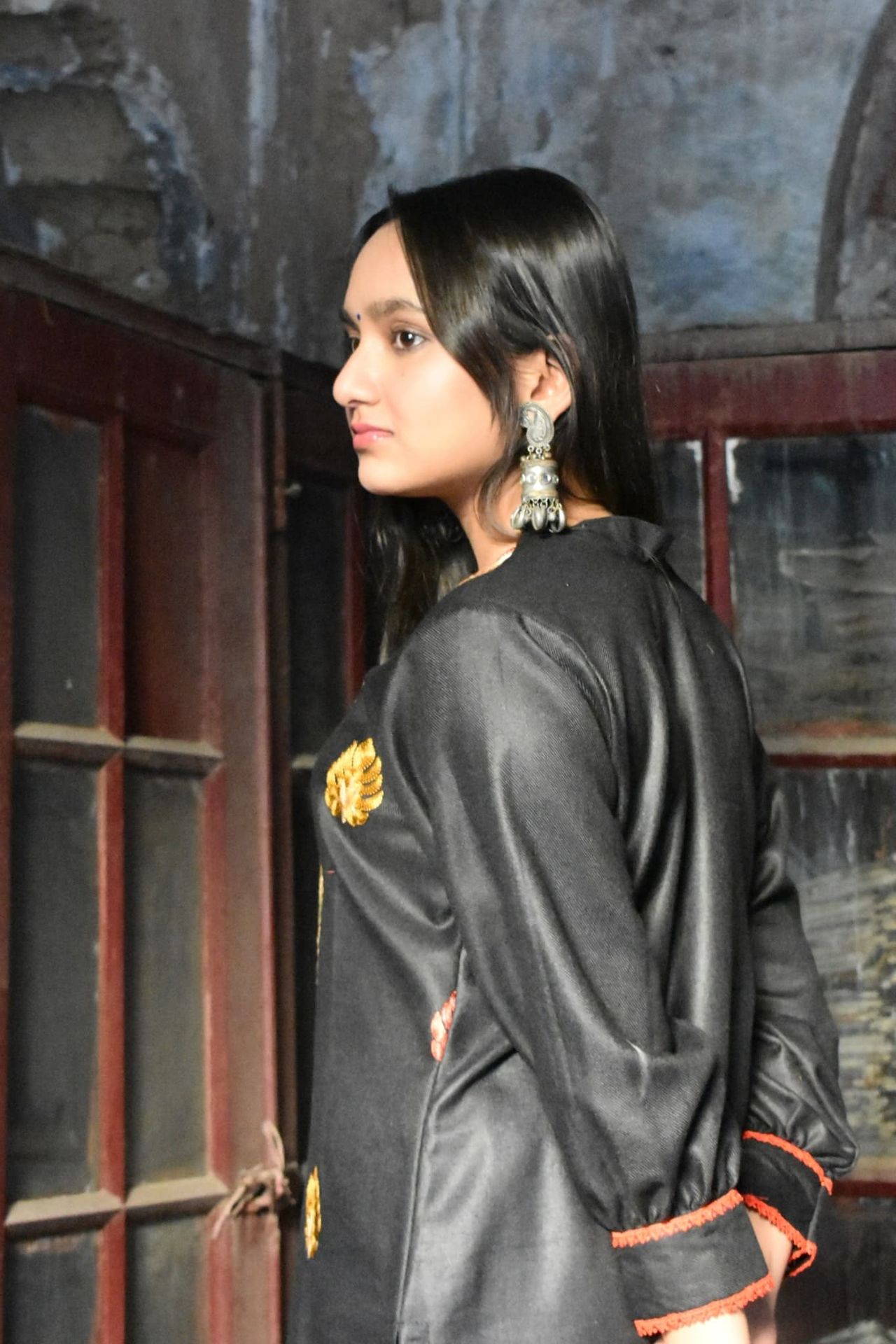 Kashmere Embroidery Woolen Suit With Shawl (BLACK) image 3