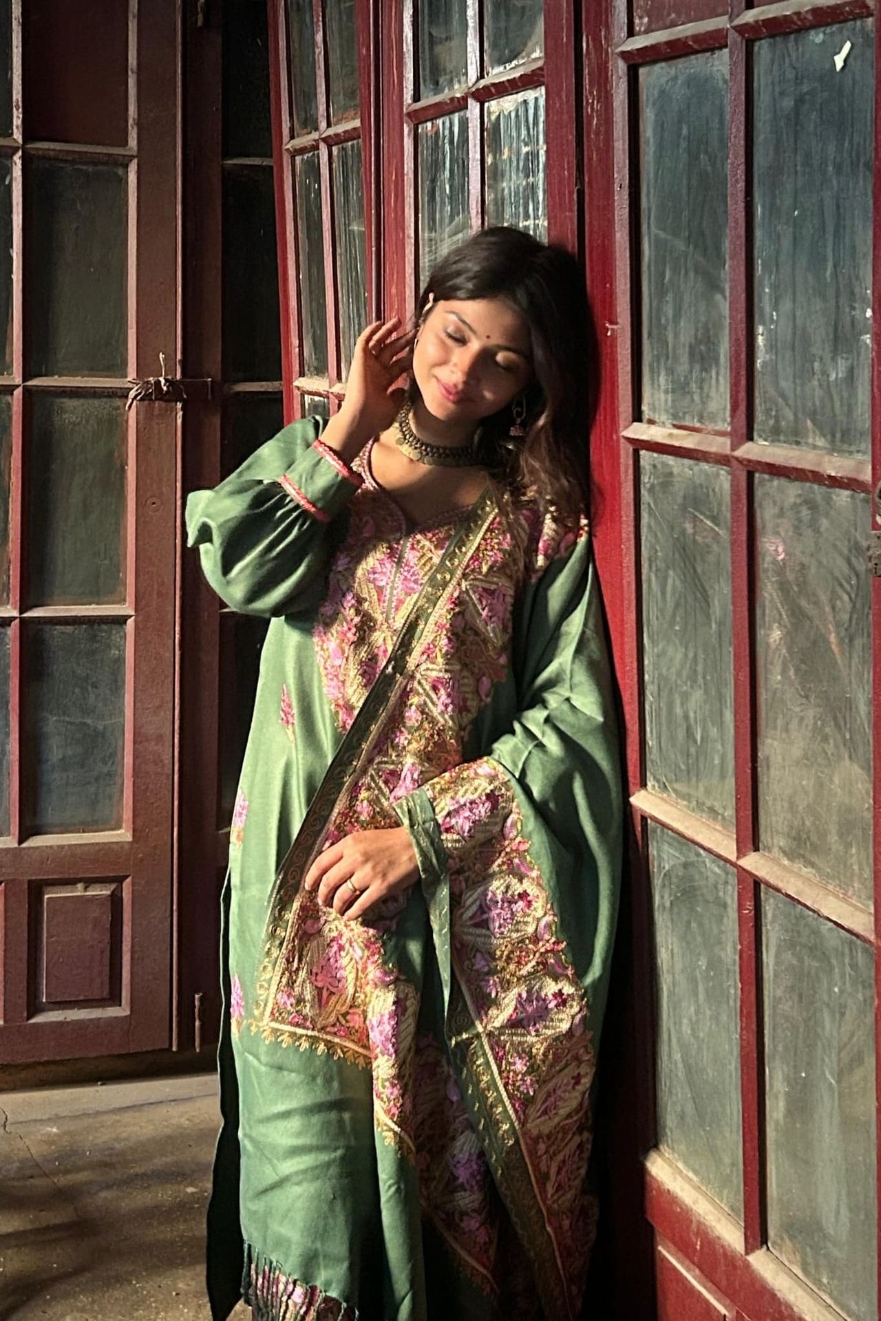 Kashmere Embroidery Woolen Suit With Shawl (GREEN) image 3