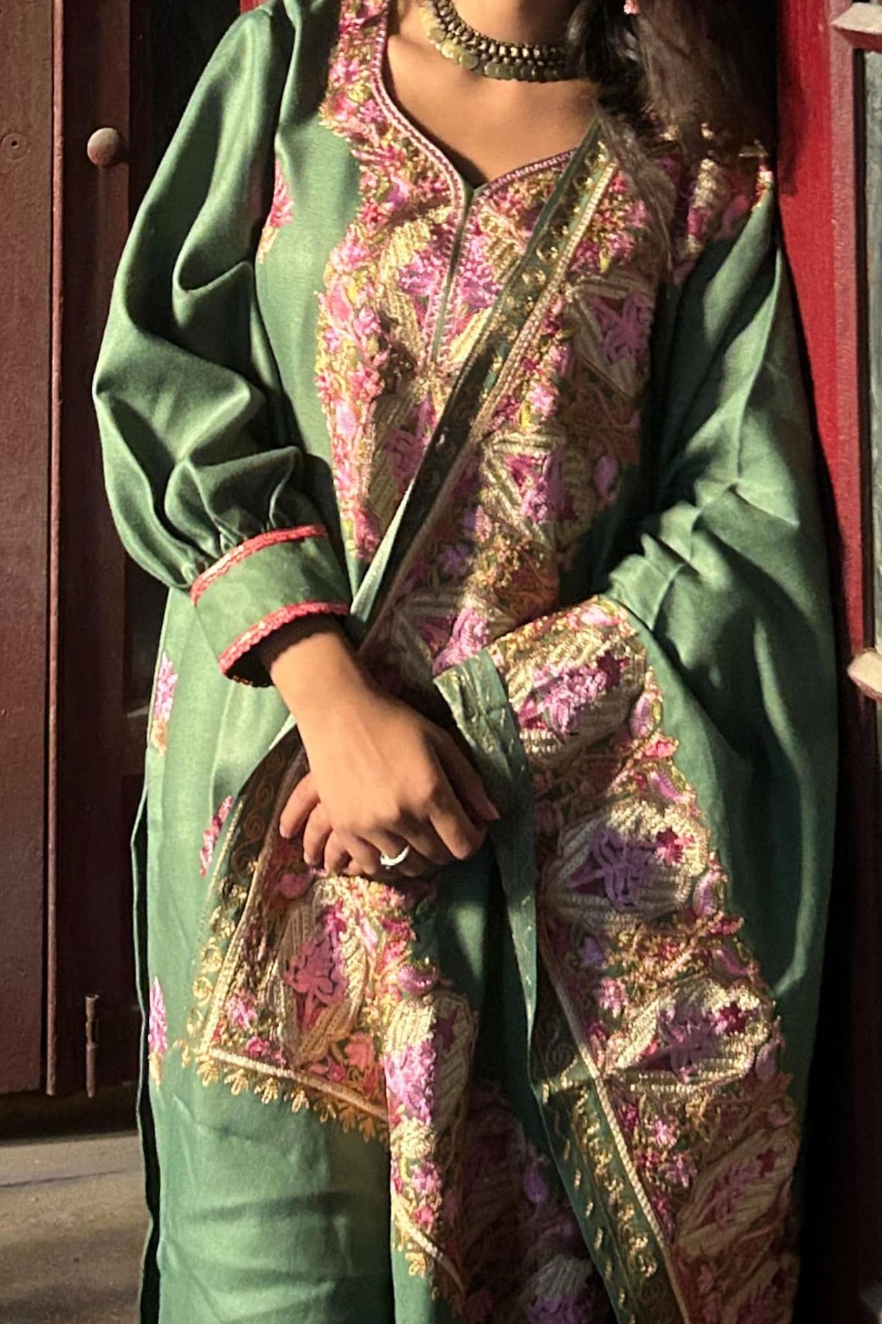Kashmere Embroidery Woolen Suit With Shawl (GREEN) image 5
