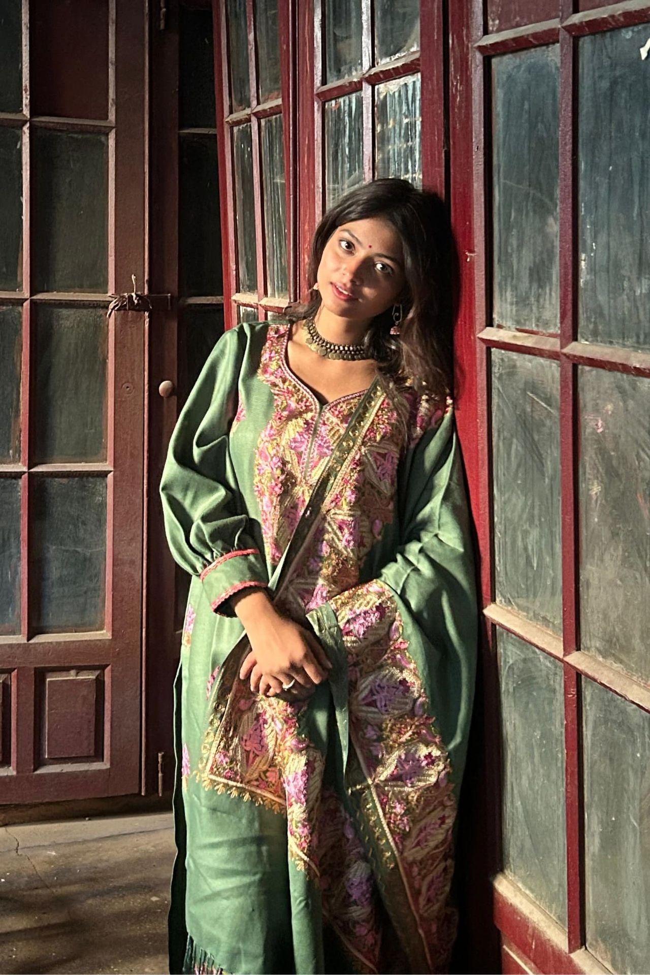 Kashmere Embroidery Woolen Suit With Shawl (GREEN) image 4