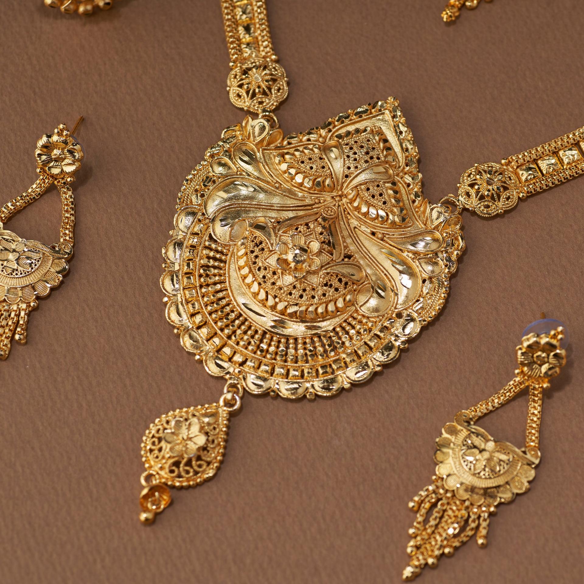 Traditional Gold Forming Bridal Jewellery Set With Necklace, Earrings & Maang Tikka image 2