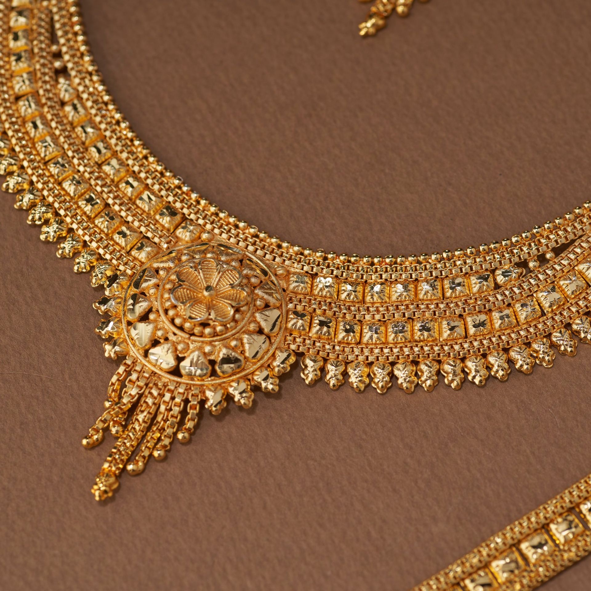 Traditional Gold Forming Bridal Jewellery Set With Necklace, Earrings & Maang Tikka image 3