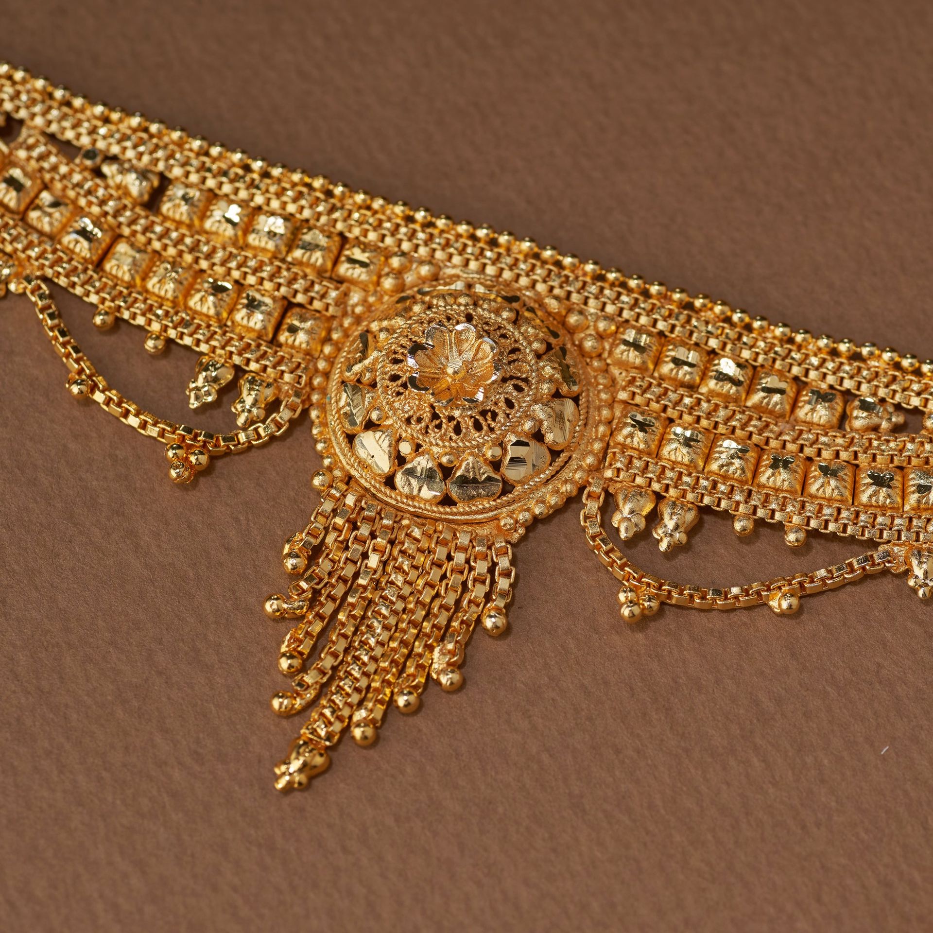 Traditional Gold Forming Bridal Jewellery Set With Necklace, Earrings & Maang Tikka image 4