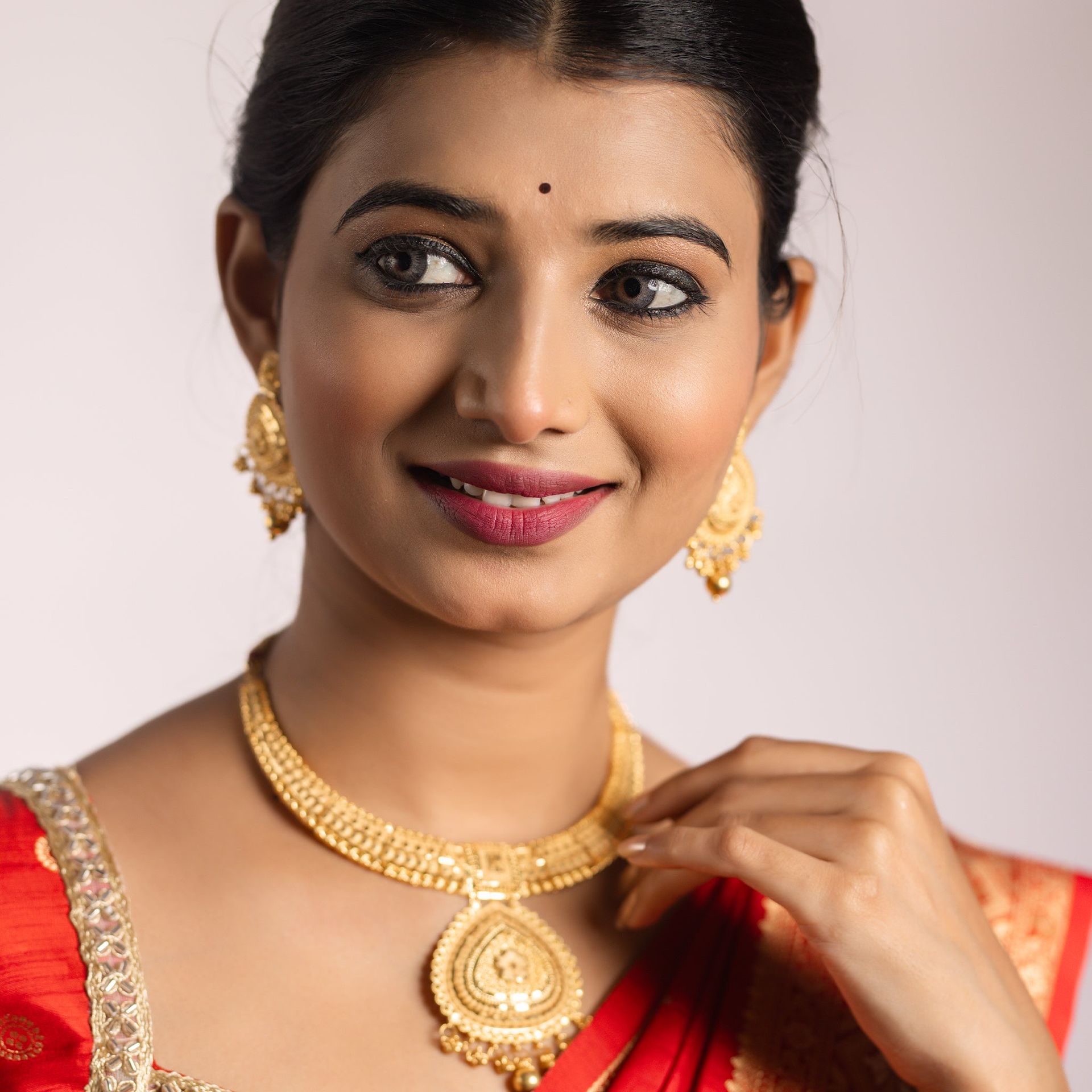 Gold Necklace Short - Forming Jewellery | Samika By Tilloma