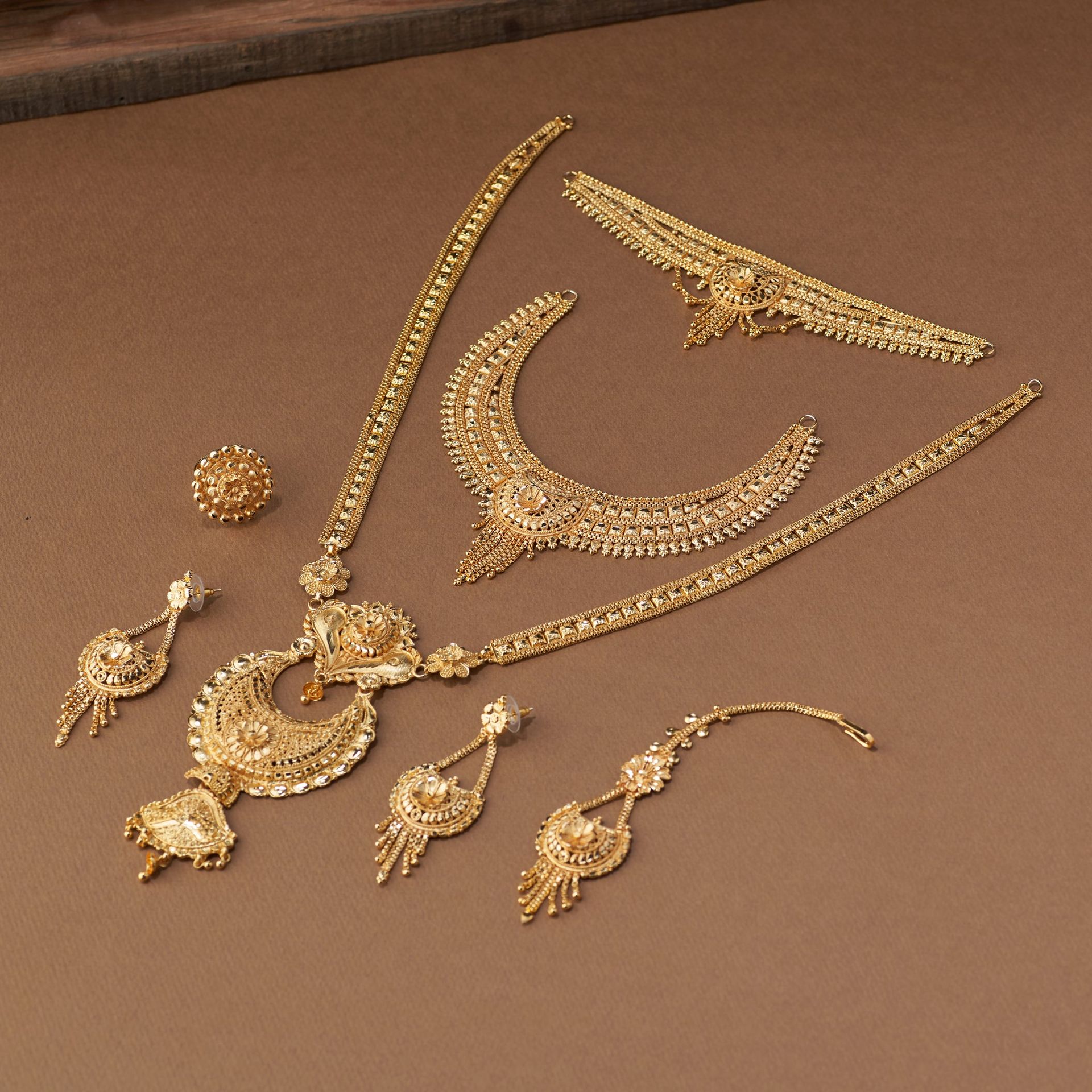 Traditional Gold Forming Bridal Jewellery Set With Necklace, Earrings & Maang Tikka image 6